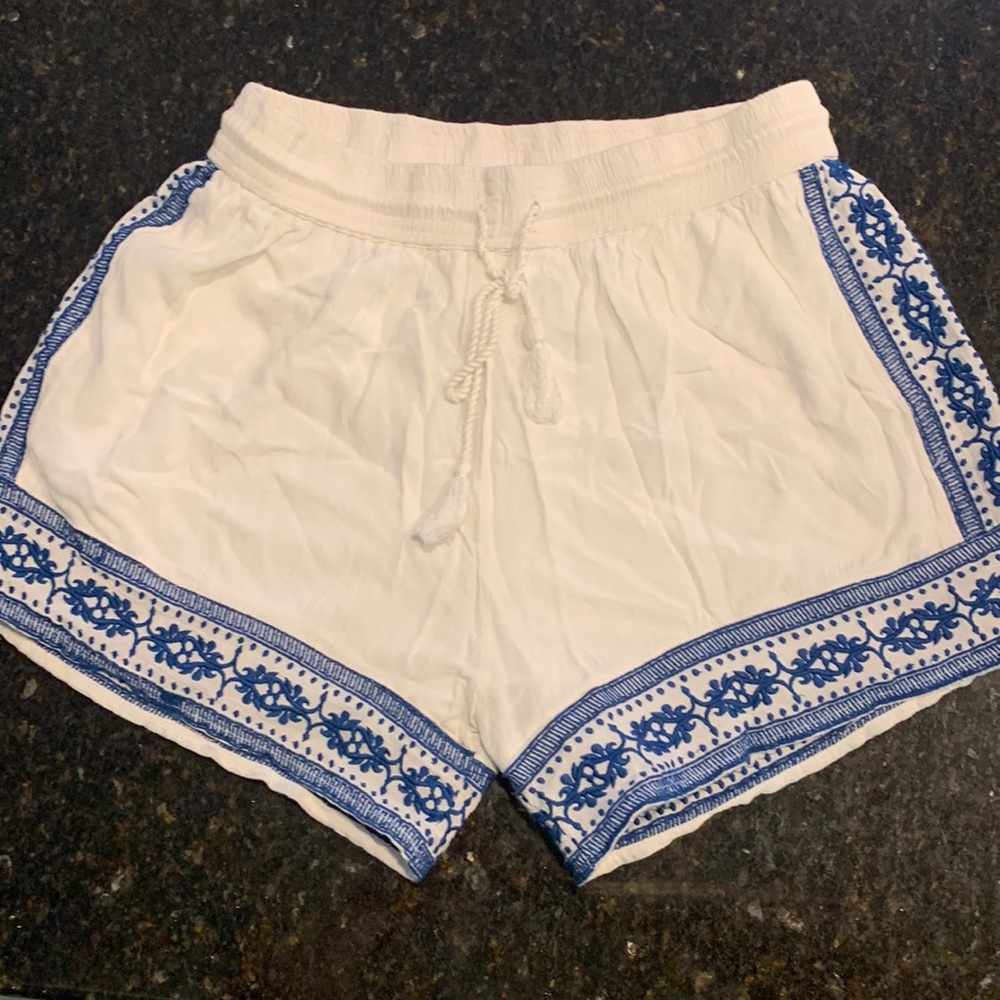 Cute & stylish summer linen shorts! Romeo & Juliet Couture. Excellent condition!